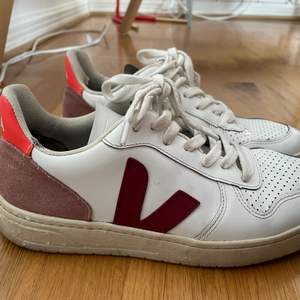 Vegan Veja size 38, with unique colours. From the outside they look like new, from the inside one has a coloured mark and the other has a flaw (see the picture)