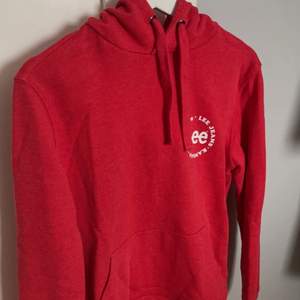 En röd hoodie från Lee i storlek xs. Den är i mycket fint skick och endast använd ett fåtal gånger. 150kr 