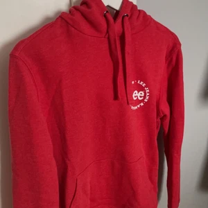 Lee hoodie röd  - En röd hoodie från Lee i storlek xs. Den är i mycket fint skick och endast använd ett fåtal gånger. 150kr 