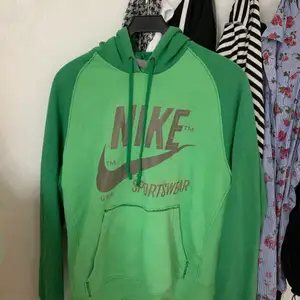 Så himla cool, grön nike hoodie som tyvärr inte kommer till användning 💚 i två olika gröna nyanser och unik i sitt slag. ENDA HOODIEN SOM SER UT SÅHÄR🤩 skriv gärna för fler bilder eller vid frågor! Passar alla beroende på hur man vill att den ska sitta men jag är en S och den sitter som på bilden