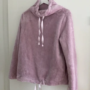 Twilfit myströja  - Gosig myströja man kan knyta åt både i midja och hals. Den är rosa lila med fickor på sidan. Mysigt material.