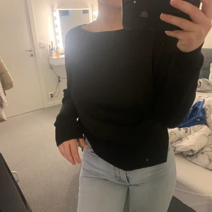 En svart glittrig tröja storlek S - Jättefin och jättemysig svart tröja som har glitter på sig. Passar antingen till vardagen eller till en mer festliga tillfällen. Har använt denna ungefär 3 gånger. Den är i ett jättebra skick. Köpte för 300 säljer för 150❤️