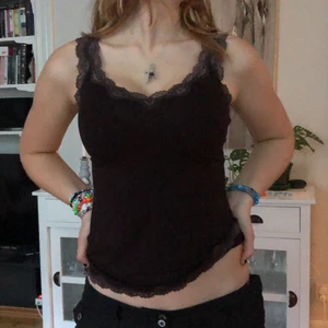 Brunt linne - As coolt vintage linne i fin brun färg med spets! Finns ingen lapp, men uppskattad storlek är s/m🍁🍂