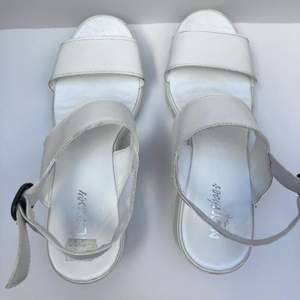 Ett par vita söta sommar sandaler med spänne runt hälen. Kontakta för fler bilder eller funderingar! (: