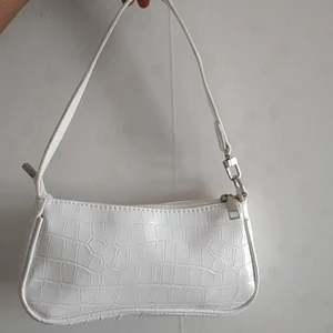 Säljer denna så fina vit väska  - Jag  har haft det i 3 månader och det passar alla mina kläder 