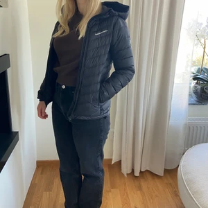 Peak performance jacka - Säljer min äkta peak performance jacka. Den är i färgen svart och är i bra skick. Jackan har två fickor med dragkedja och en innerficka. Det är en vinterjacka och den värmer bra. Den har en snygg passform och har även rämnar längst ned så den kan bli tajtare om man vill. Man kan även vika in den om man vill ha den kortare. Jag säljer den för att den är för liten för mig. Den har ett litet igensytt hål som inte syns ( be om bild om ni vill se). Orginalpris 1800 kr. Frakt tillkommer 🖤😊