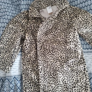 Jackor  - Säljer två jackor som är oanvända. Lepordmönstrade jackan är i strl S från h&m. Jackan är oversized med ganska stora armar. Lös passform. Säljes för 400 nypris 799. Trenchcoat från monki i strl L, mer än vårjacka. Säljes pga av felköp. Säljes för 300.