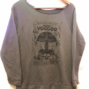 Voodoo shirt  - Har haft den länge vet it vart eller vem jag fick den ifrån. Men den är i bra styck, armerna ät lite korta. Men annars skit coolt tröja säljer för att jag andvänder den aldrig :)) skriv till mig för mer info (köpare står för frakt)💕💕
