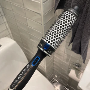 Värmeborste Björn Axén - Super bra värmeborste ifrån Björn Axén i 38mm som får håret att se helt nyfönat och fräscht ut!💕🙌🏼