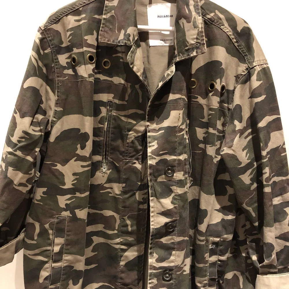 Camouflage jacka från pull & bear i storlek L med slitningar på armbågen. Använd fåtal gånger.. Jackor.