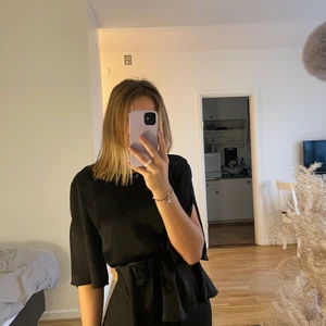Blus - Svart blus i storlek S. Lite nopprig på vissa ställen, annars i bra skick! 30kr+frakt