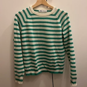 Randig tröja zara - Säljer denhär populära tröjan från zara! Endast använd ett fåtal gånger men något nopprig. 