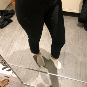 Svarta kostymbyxor  - Svarta super sköna kostymbyxor från Zara i storlek XS. Bra skick.