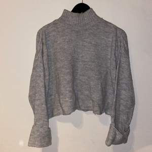Superfin grå tröja som är cropped, köpt från Ginatricot, i använd men fint skick, frakt är inte inräknat i priset🥰