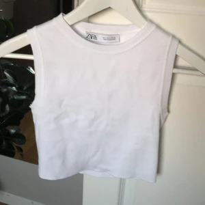 Linne  - Säljer den här söta tröjan från zara som aldrig är använd. Just nu är den inte struken så därför har den lite veck och sånt! Den är iallafall jättefin och helt oanvänd.