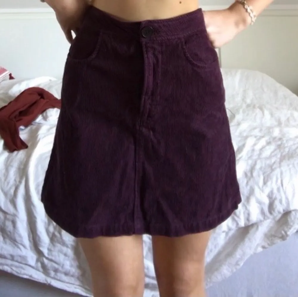 Manchester kjol från zara, storlek XS, lila/mörkröd, fint skick. 💘💘köpare står för frakt. Kjolar.