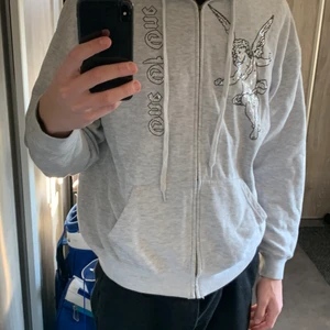 ONE of ONE ziphoodie - Väl använd men bra skick förutom att dragkedjan är trasig som man ser där på bilden. Annars är den i bra skick.
