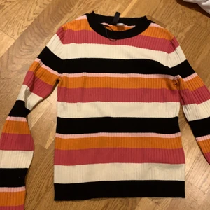Topp - Långärmad topp från h&m perfekt till hösten och kallare väder. Färgerna passar inte riktigt mig tyvär och säljer därför. Aldrig använd. Orginal pris 199 kr. Skriv för mer eventuell infromation och frågor💗💗