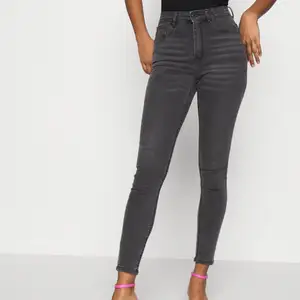 Säljer mina fina högmidjade jeans från Ginatricot i modellen Molly. Har haft på mig dom 1 gång endast och sedan dess har de bara legat i garderoben. Dom är alltså i fint skick!