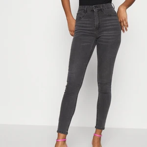 Molly highwaist jeans - Säljer mina fina högmidjade jeans från Ginatricot i modellen Molly. Har haft på mig dom 1 gång endast och sedan dess har de bara legat i garderoben. Dom är alltså i fint skick!