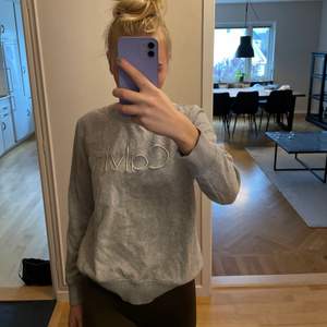 Calvin Klein sweatshirt med borstad insida🤎 (har legat nerpackad därav skrynklig)