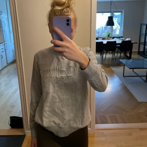 Calvin Klein sweatshirt🤎 - Calvin Klein sweatshirt med borstad insida🤎 (har legat nerpackad därav skrynklig)