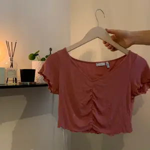 Säljer denna rosa topp från Asos, jättefin och kroppad passar till allt, andra bilden är lånad av min syster samma tröja fast en annan färg💘