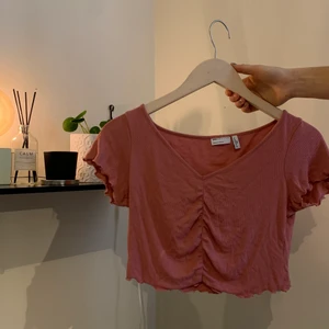 Asos S - Säljer denna rosa topp från Asos, jättefin och kroppad passar till allt, andra bilden är lånad av min syster samma tröja fast en annan färg💘