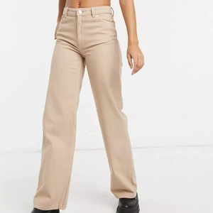 Snygga jeans - Jättesnygga beiga jeans från monki. Använda en del men fortfarande i bra skick❤️🎀🎸👍🏼💖😊💕 Endast två små målarfärgsfläckar men de är knappa synliga.