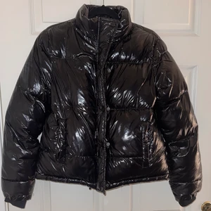 Svart jacka  - Säljer min jättefina jacka som tyvärr inte kommer till användning längre, jätte fint skick och jätteskön🖤🖤