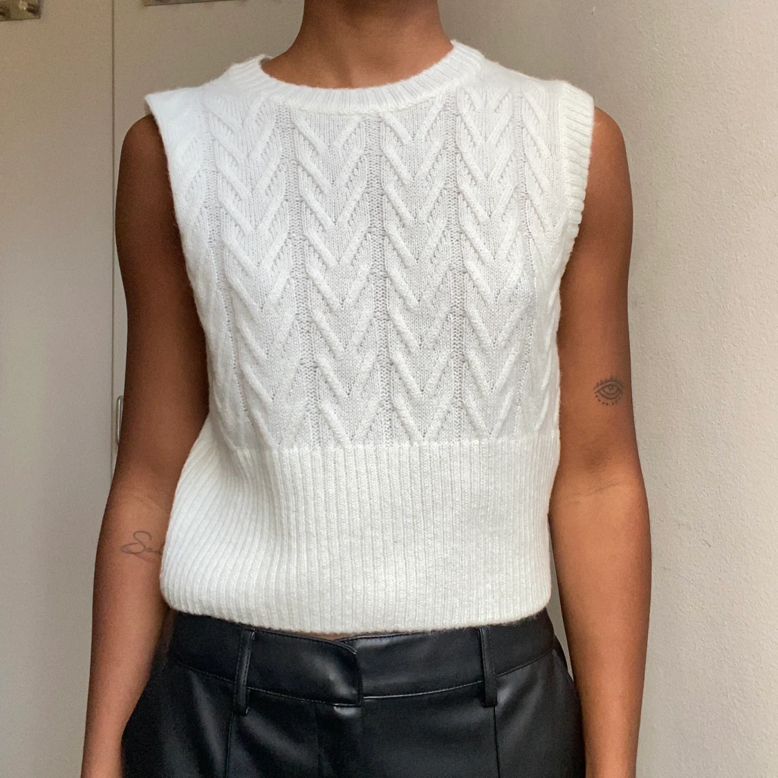 Kort stickad vĂ€st đ€