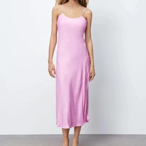 Satin klänning - Super fin o helt oanvänd klänning från zara. Köptes i sommras men fick aldrig användning för den. Storlek S❤️