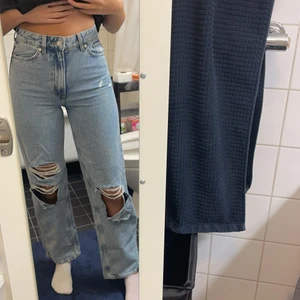 Jeans - Skitsnygga högmidjade jeans från H&M. Säljer de pga att de är lite för tighta och för korta för mig. Jag är 175 cm lång och de slutar precis vid mina anklar. Hör av er vid frågor eller ifall ni vill ha fler bilder💕 