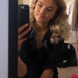 Monki klänning - Prickig Monki klänning, jättefin men används inte längre🥺😍