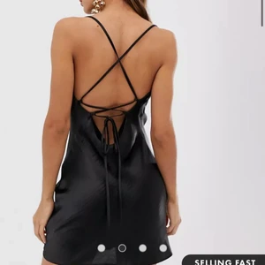 Satin klänning från ASOS  - Aldrig använd endast testad! Super snygg satinklänning från asos med fina detaljer i ryggen, perfekt för fest 🖤 (liten i storlek, kan regleras med banden) 