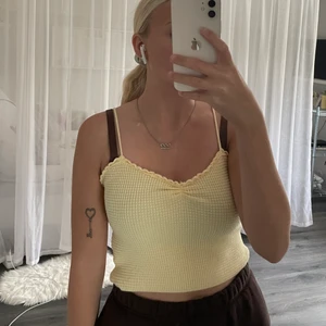 Linne - Säljer detta fina linne från Bershka då det inte används av mig längre! Strl M men sitter mer som en S på mig som brukar vara S. Köparen betalar för frakten och katt finns i hem 🤎 