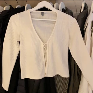 Vit kofta - Denna söta kofta som användes 1 gång, storlek S