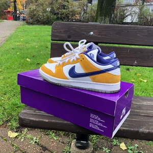Dunk Low Pro SB 'Laser Orange' - Dunk Low Pro SB 'Laser Orange'  Pris: 1600kr, priset är diskuterbart. Cond (7,5)   Extra skosnören  Storlek Eu 40 Us 8.5  ORIGINAL BOX!!!  Pm angående frågor