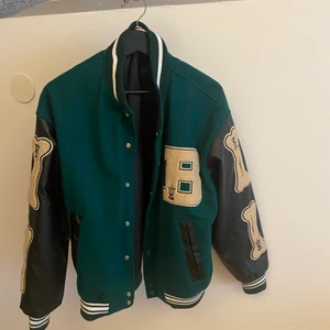 Baseball jacka  - Skit snygg jacka från amazon original pris 800kr. Säljes för att den inte kommer till användning, använd några få gånger🤎 säljer för 500 plus frakt. Den är i storlek s men är oversized 