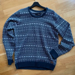 STICKAD TRÖJA - Stickad tröja i stl M. Gott skick! 