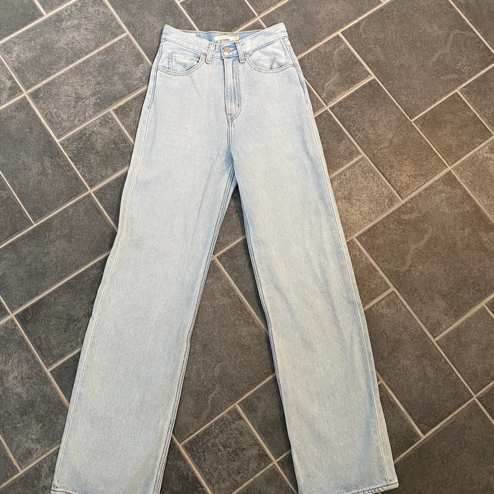 Säljer dessa jeans, helt oanvända, pga för små för min smak. Ytterligare bilder finns att få & priset går att diskutera. Jeans & Byxor.