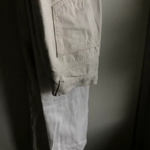 JEANS  - Säljer dom här 2-färgade supercoola jeansen ifrån Pull&Bear. Använda fåtal gånger. För mer info skriv i PM                                           🤎Frakten är inte medräknad i priset🤎