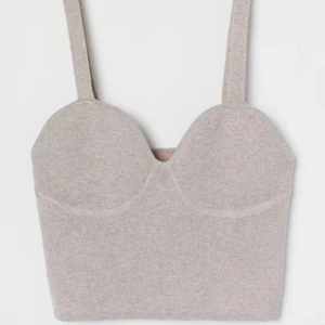 Finstickad Croptop  - Säljer denna fina croptop pga att den är för liten för mig, använd en gång☺️