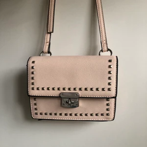 MINI VÄSKA - Säljer den här miniväskan då den inte kommer till användning. Använd fåtal gånger 💗 Den är lite mer ljusrosa än hur den uppfattas på bilden ✨För mer info skriv i PM✨     Frakten är inte inräknad i priset