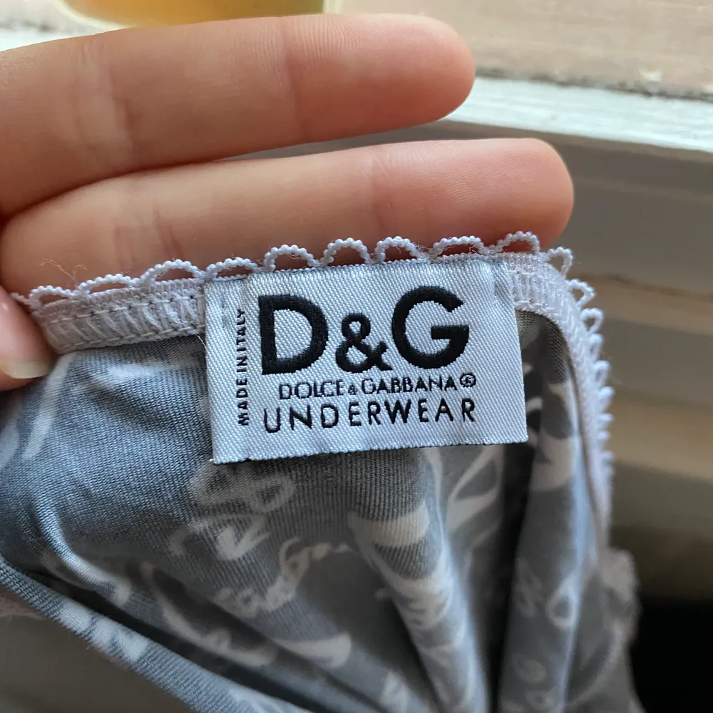 Vintage topp ifrån D&G underwear i nylon. Jätte fint skick, står inte storlek men passar mig som har xs/s. Har ett stretchigt material, så den kanske kan passa fler storlekar. Dock är jag osäker på om den är äkta. Köparen står för frakten!. Toppar.