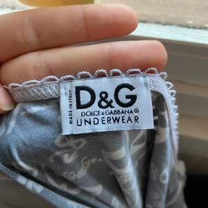 Vintage topp ifrån D&G underwear i nylon. Jätte fint skick, står inte storlek men passar mig som har xs/s. Har ett stretchigt material, så den kanske kan passa fler storlekar. Dock är jag osäker på om den är äkta. Köparen står för frakten!