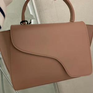 Väska från Atp atelier.  - Färg 211 KAHAKI ROSE.  Style AREZZO. Köpt för 4200kr. Oanvänd. Har lådan och påsen kvar och ett matchande axelband ligger i väskan💕 Om ni har frågor bara att skriva🙌🙌