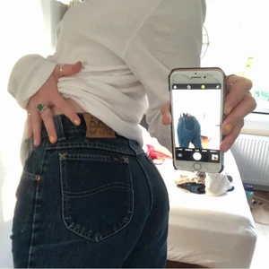 Lee jeans - Skitsnygga lee jeans jag sprättat upp nertill för att få dem lite längre. Lånade bilder från tidigare säljare. köparen står för frakt på 62kr. Pris kan diskuteras💕