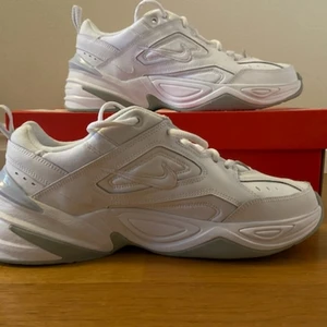 Nike M2K Tekno vita - Nike M2K tekno vita, storlek 43, köpta men aldrig använt då storleken inte passa, dom är helt oanvända med tillhörande nike låda
