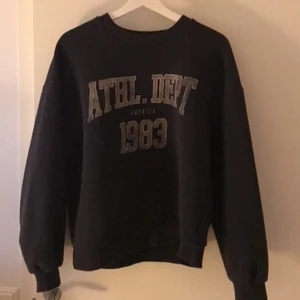  Sweatshirt  - En tröja i storlek M från gina Tricot💕 Säjer den eftersom att den tyvärr inte används längre men i  fint skick💖 Kontakta gärna ifall intresserad